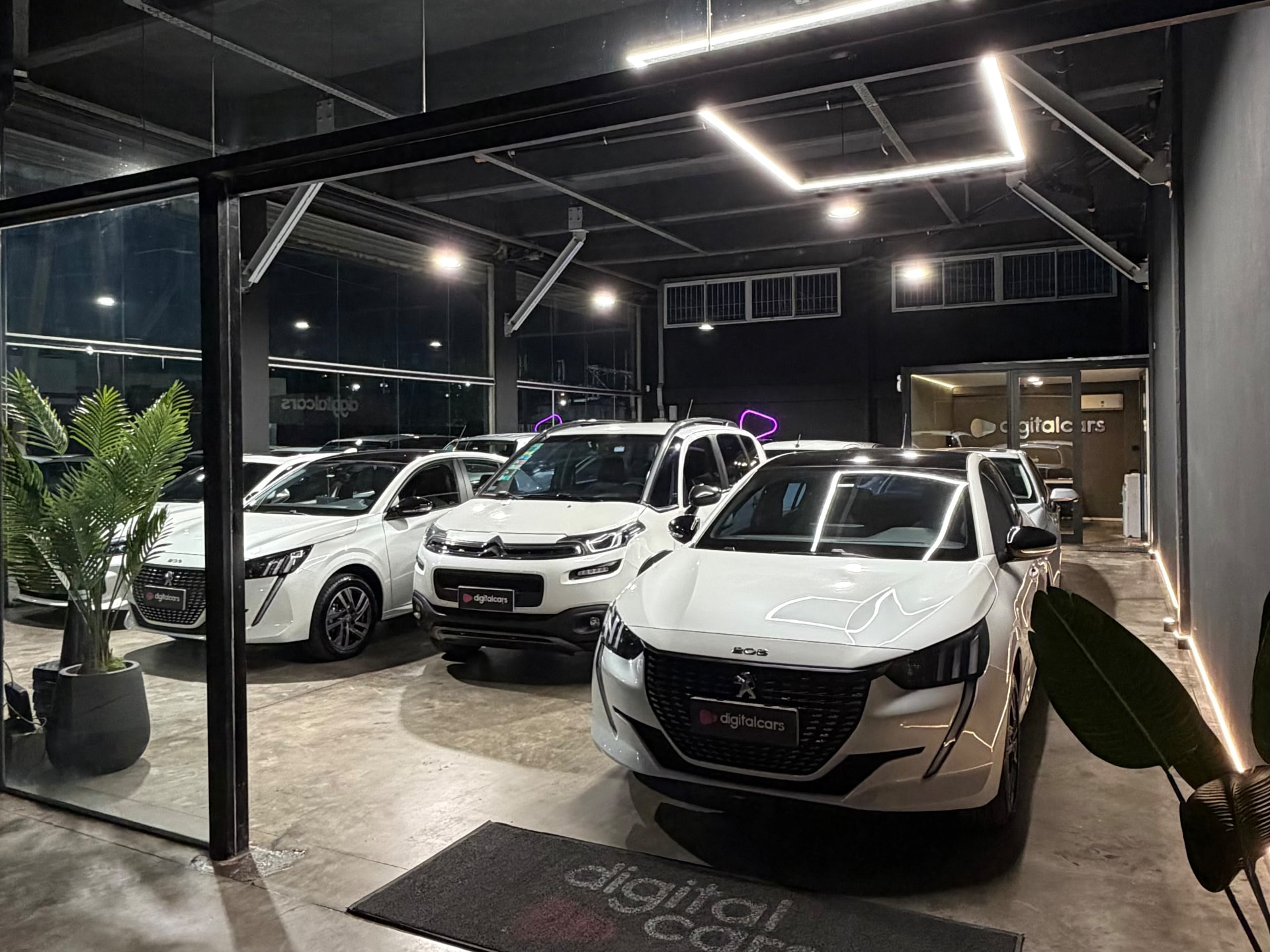 Sala de muestra de Digital Cars con vehículos seleccionados en exhibición